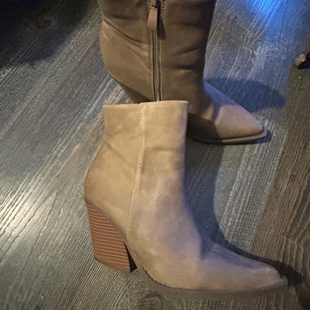 Boots - Picture 5 of 8